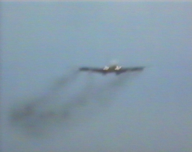 Maschine kommt uns entgegen,mit qualmenden Triebwerken!